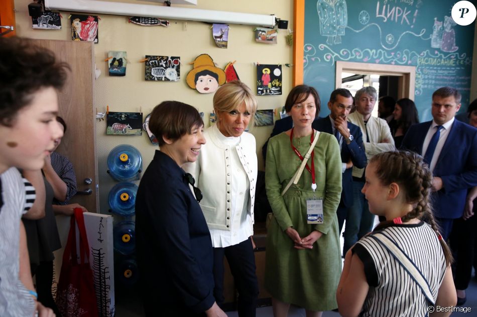 La première dame Brigitte Macron (Trogneux) visite avec Pierre-Olivier Costa, directeur de cabinet, le cirque Upsala à Saint-Pétersbourg, Russie, le 25 mai 2018. © Dominique Jacovides/Bestimage
