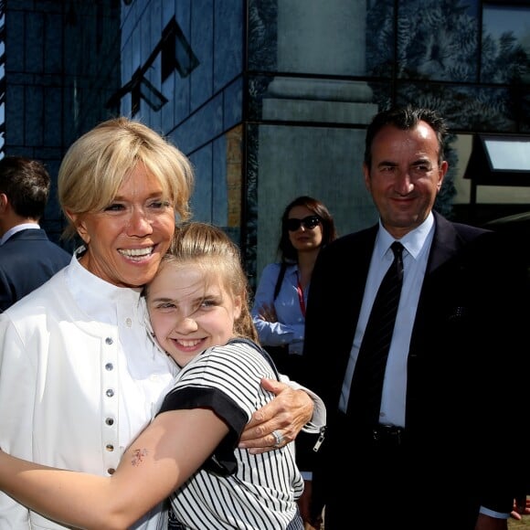 La première dame Brigitte Macron (Trogneux) visite avec José Pietroboni, chef du protocole, Tristan Bromet, chef de cabinet et Pierre-Olivier Costa, directeur de cabinet, le cirque Upsala à Saint-Pétersbourg, Russie, le 25 mai 2018. © Dominique Jacovides/Bestimage