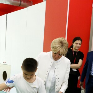 La première dame Brigitte Macron (Trogneux) visite le cirque Upsala à Saint-Pétersbourg, Russie, le 25 mai 2018. © Dominique Jacovides/Bestimage