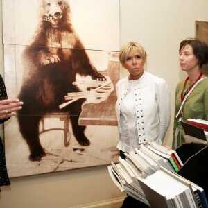 La première dame Brigitte Macron visite le palais des congrès et centre d'expositions Marina Gisich Gallery à Saint-Pétersbourg, Russie, le 25 mai 2018. © Dominique Jacovides/Bestimage