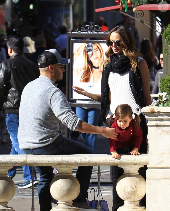 Exclusif - Stacy Keibler fait du shopping avec son mari Jared Pobre et leur fille Ava à Hollywood le 3 décembre 2016