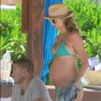 Exclusif - Stacy Keibler enceinte et son mari Jared Pobre se relaxent sur une plage à Cancún, le 26 mai 2014.