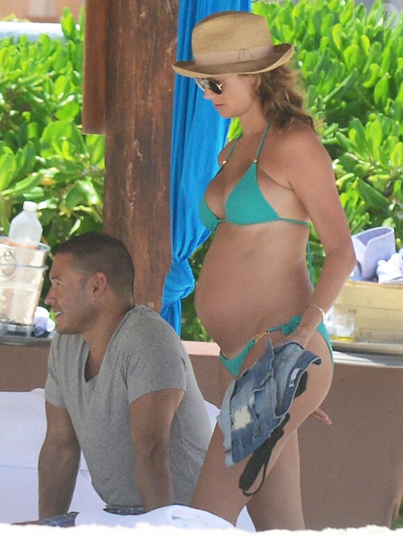 Exclusif - Stacy Keibler enceinte et son mari Jared Pobre se relaxent sur une plage à Cancún, le 26 mai 2014.