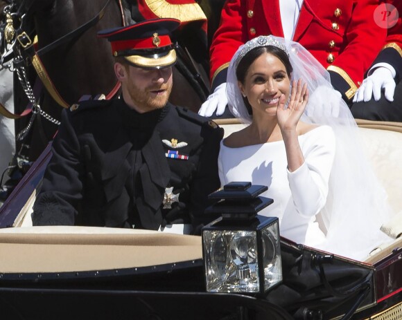 Le prince Harry, duc de Sussex, et Meghan Markle, duchesse de Sussex, en calèche au château de Windsor après la cérémonie de leur mariage au château de Windsor, le 19 mai 2018.