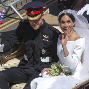 Le prince Harry, duc de Sussex, et Meghan Markle, duchesse de Sussex, en calèche au château de Windsor après la cérémonie de leur mariage au château de Windsor, le 19 mai 2018.