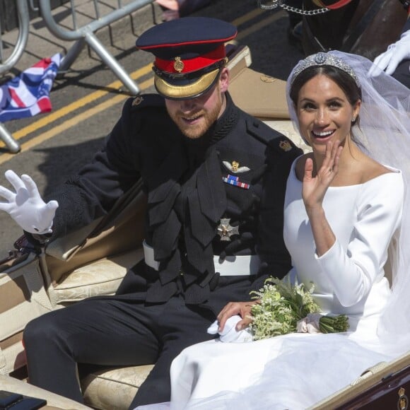 Le prince Harry, duc de Sussex, et Meghan Markle, duchesse de Sussex, en calèche au château de Windsor après la cérémonie de leur mariage au château de Windsor, le 19 mai 2018.