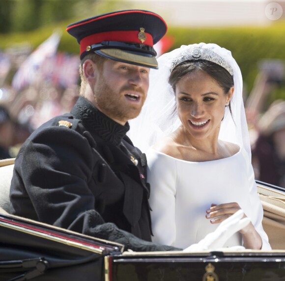 Le prince Harry, duc de Sussex, et Meghan Markle, duchesse de Sussex, en calèche au château de Windsor après la cérémonie de leur mariage au château de Windsor, le 19 mai 2018.