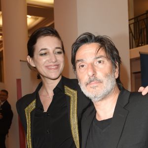 Yvan Attal et sa compagne Charlotte Gainsbourg - 30ème cérémonie des Molières 2018 à la salle Pleyel à Paris, France, le 29 mai 2018. © Coadic Guirec/Bestimage