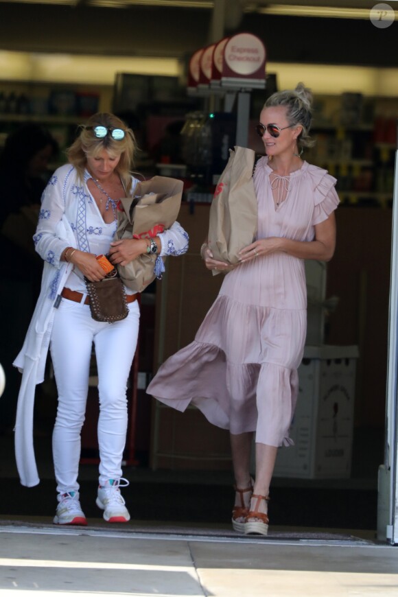 Semi-Exclusif - Laeticia Hallyday et Isabelle Camus font des courses au drugstore CVS à Pacific Palisades, le 26 mai 2018.