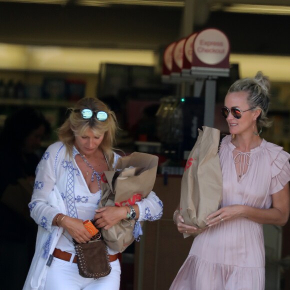 Semi-Exclusif - Laeticia Hallyday et Isabelle Camus font des courses au drugstore CVS à Pacific Palisades, le 26 mai 2018.