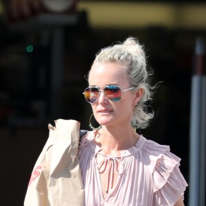 Semi-Exclusif - Laeticia Hallyday fait des courses au drugstore CVS à Pacific Palisades, le 26 mai 2018.