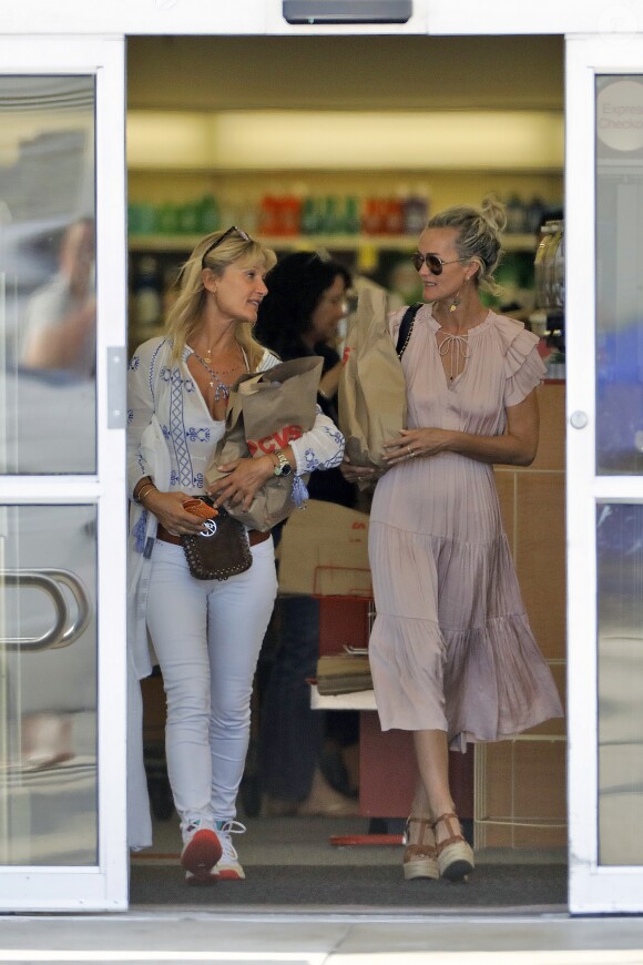 Semi-Exclusif - Laeticia Hallyday et Isabelle Camus font des courses au drugstore CVS à Pacific Palisades, le 26 mai 2018.