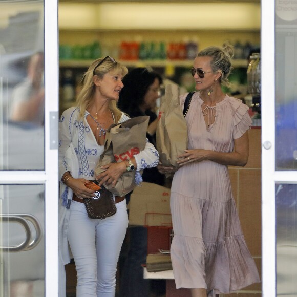 Semi-Exclusif - Laeticia Hallyday et Isabelle Camus font des courses au drugstore CVS à Pacific Palisades, le 26 mai 2018.