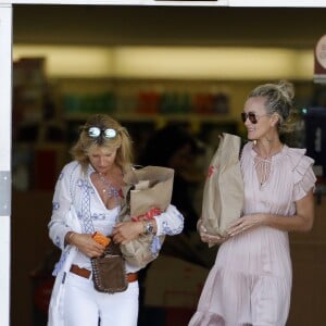 Semi-Exclusif - Laeticia Hallyday et Isabelle Camus font des courses au drugstore CVS à Pacific Palisades, le 26 mai 2018.