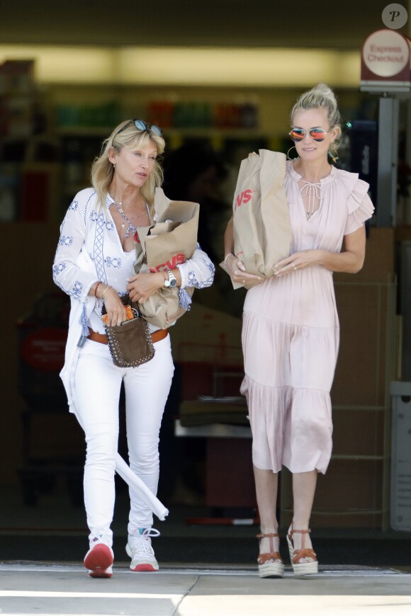 Semi-Exclusif - Laeticia Hallyday et Isabelle Camus font des courses au drugstore CVS à Pacific Palisades, le 26 mai 2018.
