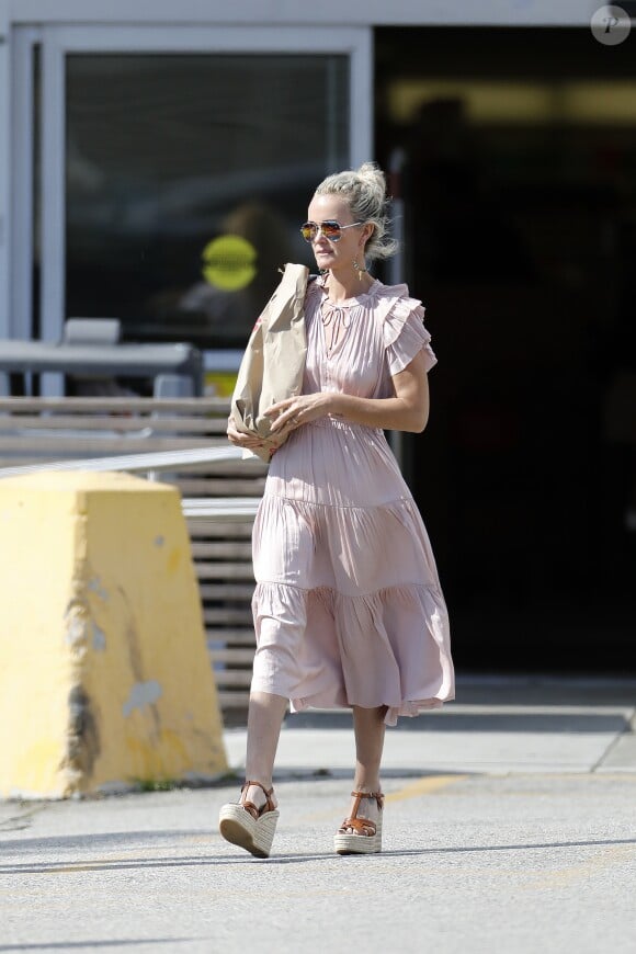 Semi-Exclusif - Laeticia Hallyday fait des courses au drugstore CVS à Pacific Palisades, le 26 mai 2018.