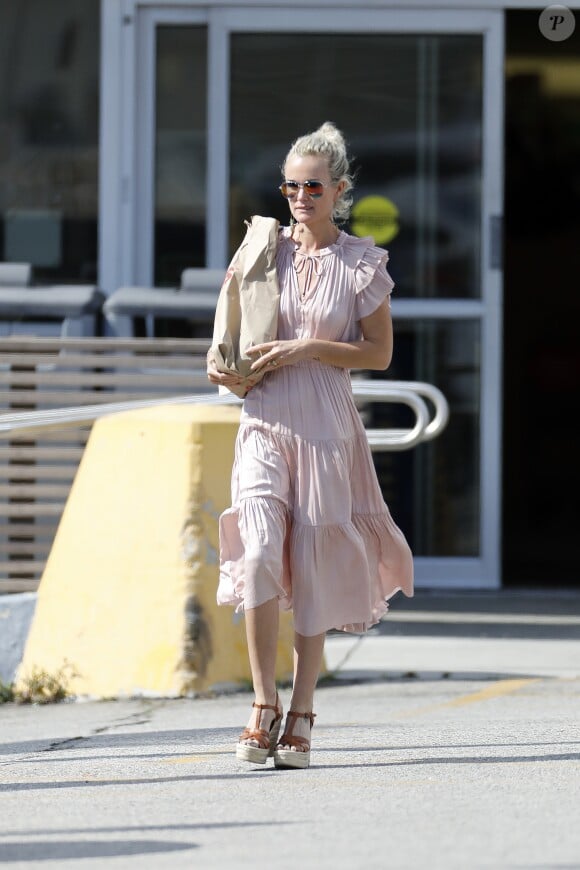 Semi-Exclusif - Laeticia Hallyday fait des courses au drugstore CVS à Pacific Palisades, le 26 mai 2018.