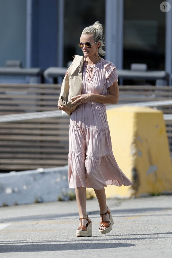 Semi-Exclusif - Laeticia Hallyday fait des courses au drugstore CVS à Pacific Palisades, le 26 mai 2018.