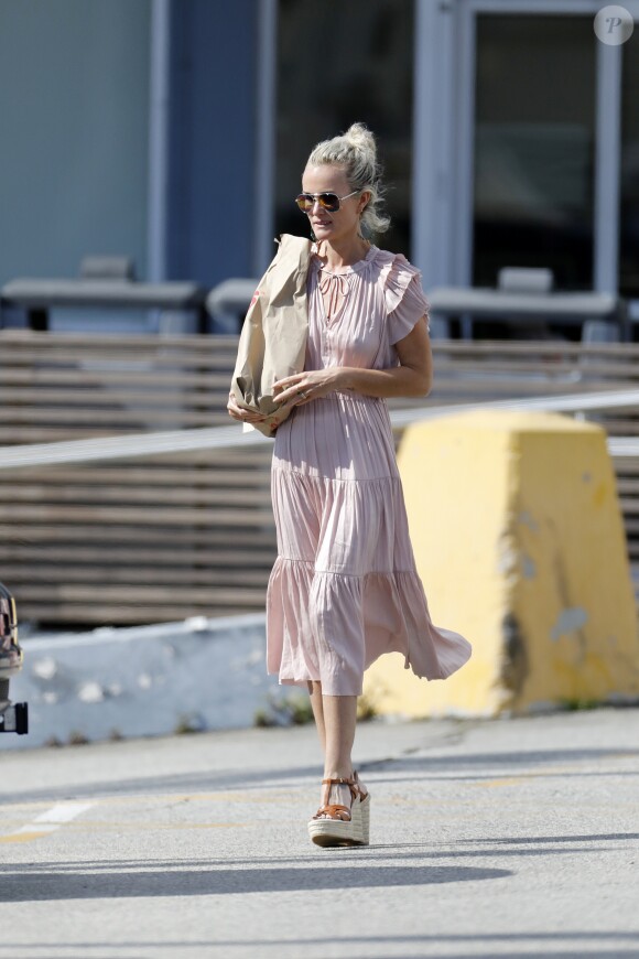 Semi-Exclusif - Laeticia Hallyday fait des courses au drugstore CVS à Pacific Palisades, le 26 mai 2018.