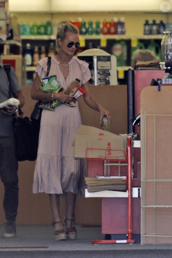 Semi-Exclusif - Laeticia Hallyday fait des courses au drugstore CVS à Pacific Palisades, le 26 mai 2018.