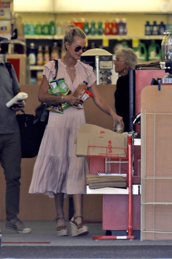 Semi-Exclusif - Laeticia Hallyday fait des courses au drugstore CVS à Pacific Palisades, le 26 mai 2018.