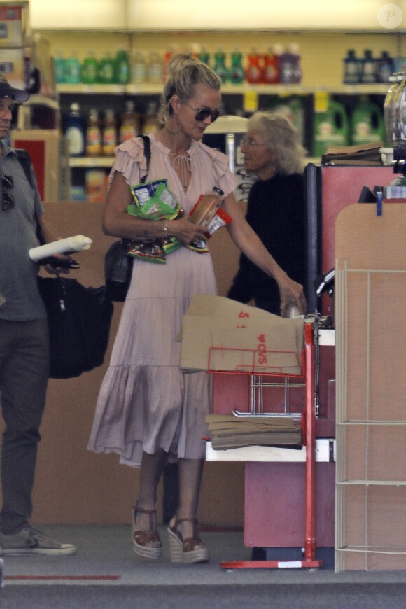 Semi-Exclusif - Laeticia Hallyday fait des courses au drugstore CVS à Pacific Palisades, le 26 mai 2018.