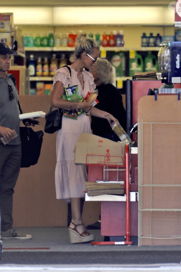 Semi-Exclusif - Laeticia Hallyday fait des courses au drugstore CVS à Pacific Palisades, le 26 mai 2018.