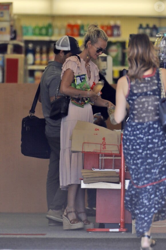 Semi-Exclusif - Laeticia Hallyday fait des courses au drugstore CVS à Pacific Palisades, le 26 mai 2018.