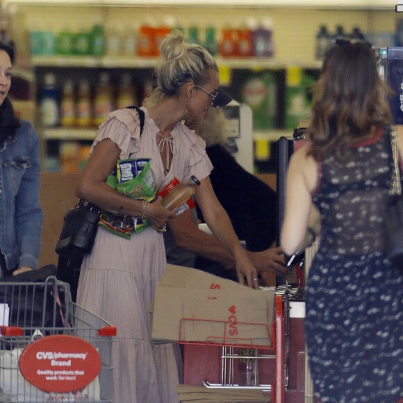 Semi-Exclusif - Laeticia Hallyday fait des courses au drugstore CVS à Pacific Palisades, le 26 mai 2018.