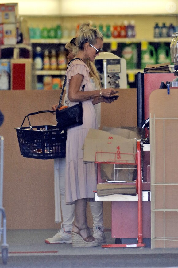 Semi-Exclusif - Laeticia Hallyday fait des courses au drugstore CVS à Pacific Palisades, le 26 mai 2018.