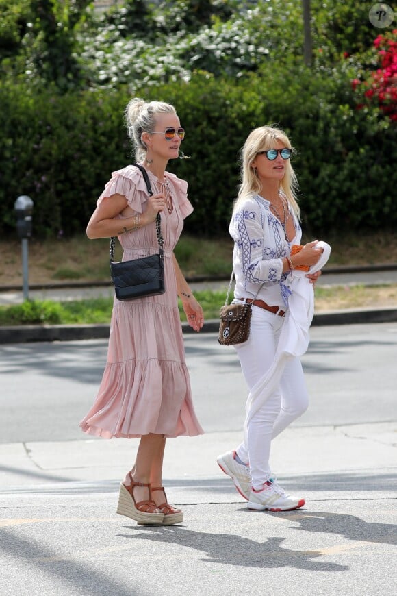 Semi-Exclusif - Laeticia Hallyday et Isabelle Camus arrivent au Little Beach House de Malibu, le 26 mai 2018.