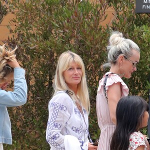 Semi-Exclusif - Isabelle Camus, son fils Joalukas Noah, Laeticia Hallyday, ses filles Jade et Joy arrivent au Little Beach House de Malibu, le 26 mai 2018.