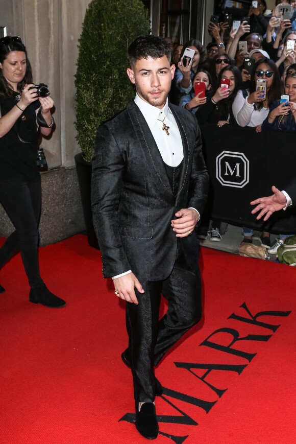 Nick Jonas - Les célébrités quittent l'hôtel The Mark pour se rendre à l'ouverture de l'exposition Heavenly Bodies: Fashion and the Catholic Imagination à New York, le 7 mai 2018.