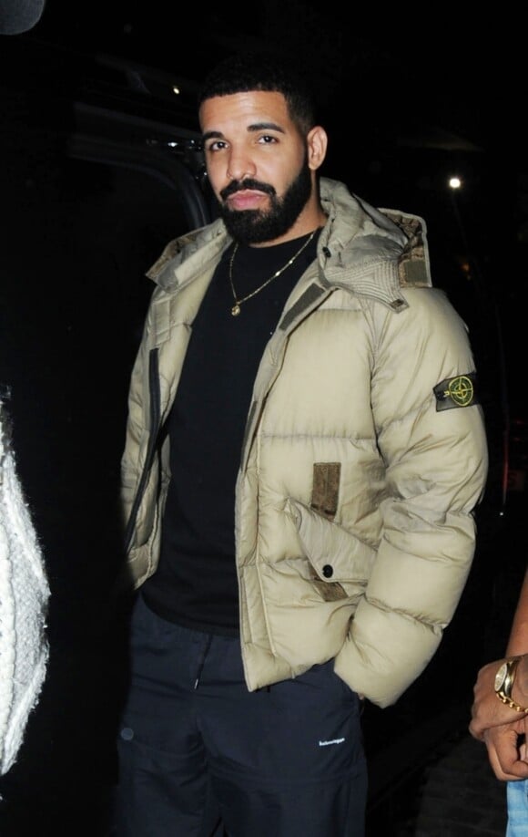 Exclusif - Le rappeur Drake à la sortie du restaurant Chiltern Firehouse avec des amis à Londres, le 15 avril 2018.