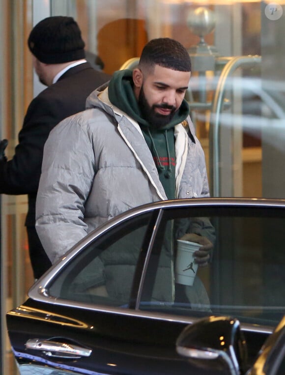 Exclusif - Le rappeur Drake monte dans sa voiture à Toronto au Canada le 9 avril 2018.