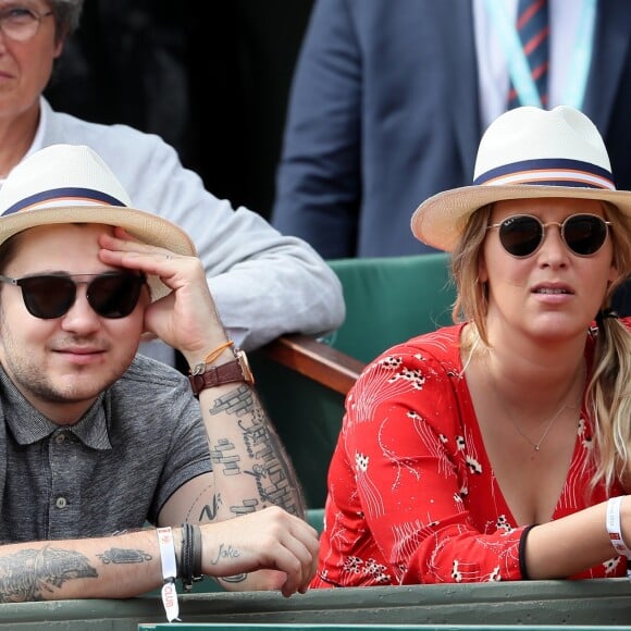 Jeff Panacloc et sa femme Charlotte de Hugo dans les tribunes lors des internationaux de France de tennis de Roland Garros le 30 mai 2018. © Cyril Moreau - Dominique Jacovides/Bestimage