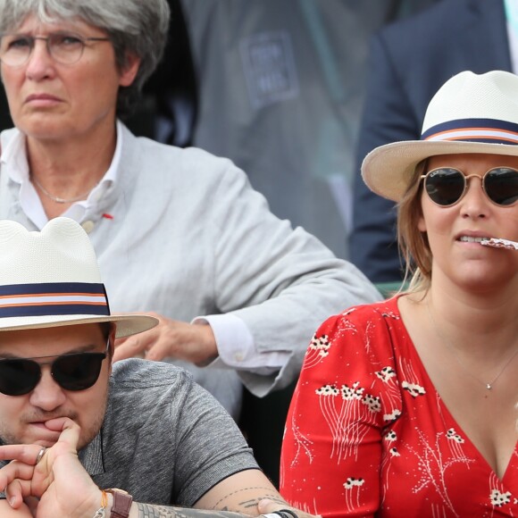 Jeff Panacloc et sa femme Charlotte de Hugo dans les tribunes lors des internationaux de France de tennis de Roland Garros le 30 mai 2018. © Cyril Moreau - Dominique Jacovides/Bestimage
