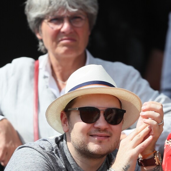 Jeff Panacloc et sa femme Charlotte de Hugo dans les tribunes lors des internationaux de France de tennis de Roland Garros le 30 mai 2018. © Cyril Moreau - Dominique Jacovides/Bestimage