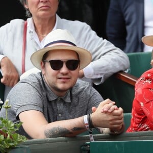 Jeff Panacloc et sa femme Charlotte de Hugo dans les tribunes lors des internationaux de France de tennis de Roland Garros le 30 mai 2018. © Cyril Moreau - Dominique Jacovides/Bestimage