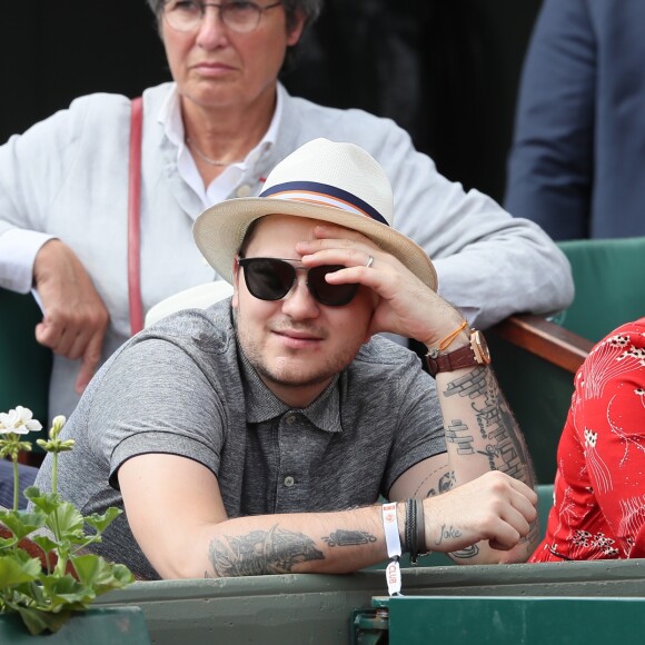 Jeff Panacloc et sa femme Charlotte de Hugo dans les tribunes lors des internationaux de France de tennis de Roland Garros le 30 mai 2018. © Cyril Moreau - Dominique Jacovides/Bestimage