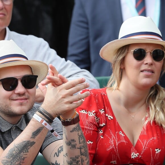 Jeff Panacloc et sa femme Charlotte de Hugo dans les tribunes lors des internationaux de France de tennis de Roland Garros le 30 mai 2018. © Cyril Moreau - Dominique Jacovides/Bestimage