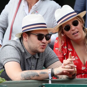 Jeff Panacloc et sa femme Charlotte de Hugo dans les tribunes lors des internationaux de France de tennis de Roland Garros le 30 mai 2018. © Cyril Moreau - Dominique Jacovides/Bestimage