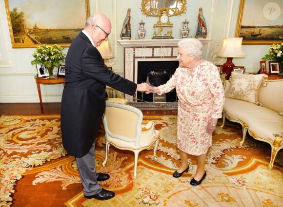 La reine Elizabeth II d'Angleterre en audience avec George Brandis, haut-commissionnaire australien, au palais de Buckingham à Londres. Le 30 mai 2018.