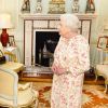 La reine Elizabeth II d'Angleterre en audience avec George Brandis, haut-commissionnaire australien, au palais de Buckingham à Londres. Le 30 mai 2018.
