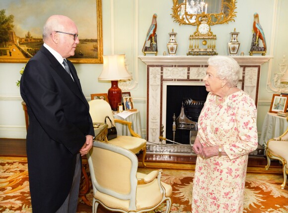 La reine Elizabeth II d'Angleterre en audience avec George Brandis, haut-commissionnaire australien, au palais de Buckingham à Londres. Le 30 mai 2018.
