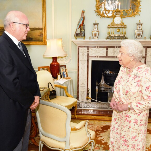 La reine Elizabeth II d'Angleterre en audience avec George Brandis, haut-commissionnaire australien, au palais de Buckingham à Londres. Le 30 mai 2018.