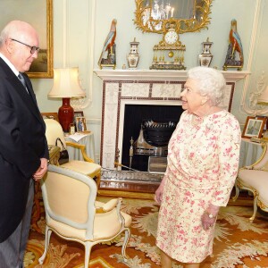 La reine Elisabeth II d'Angleterre en audience avec George Brandis, haut-commissionnaire australien, au palais de Buckingham à Londres. Le 30 mai 2018.