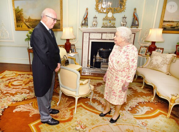 La reine Elisabeth II d'Angleterre en audience avec George Brandis, haut-commissionnaire australien, au palais de Buckingham à Londres. Le 30 mai 2018.