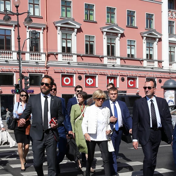 La première dame Brigitte Macron déambule avec José Pietroboni, chef du protocole, Tristan Bromet, chef de cabinet et Pierre-Olivier Costa, directeur de cabinet, dans les rues de Saint-Pétersbourg, Russie, le 25 mai 2018. Le couple présidentiel français est en visite officielle dans la Fédération de Russie les 24 et 25 mai 2018. © Dominique Jacovides / Bestimage