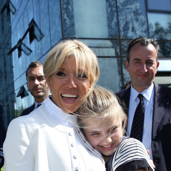 La première dame Brigitte Macron visite avec Pierre-Olivier Costa, directeur de cabinet et José Pietroboni, chef du protocole, le cirque Upsala à Saint-Pétersbourg, Russie, le 25 mai 2018. Le cirque Upsala a vu le jour en 2000. Ce n'est pas un cirque traditionnel mais un projet social – les professionnels du cirque y travaillent avec des enfants à risque, des enfants issus de familles démunies, des orphelins et des handicapés. Son objectif est d'offrir une alternative digne à la vie de "voyou". Le couple présidentiel français est en visite officielle dans la Fédération de Russie les 24 et 25 mai 2018. © Dominique Jacovides/Bestimage